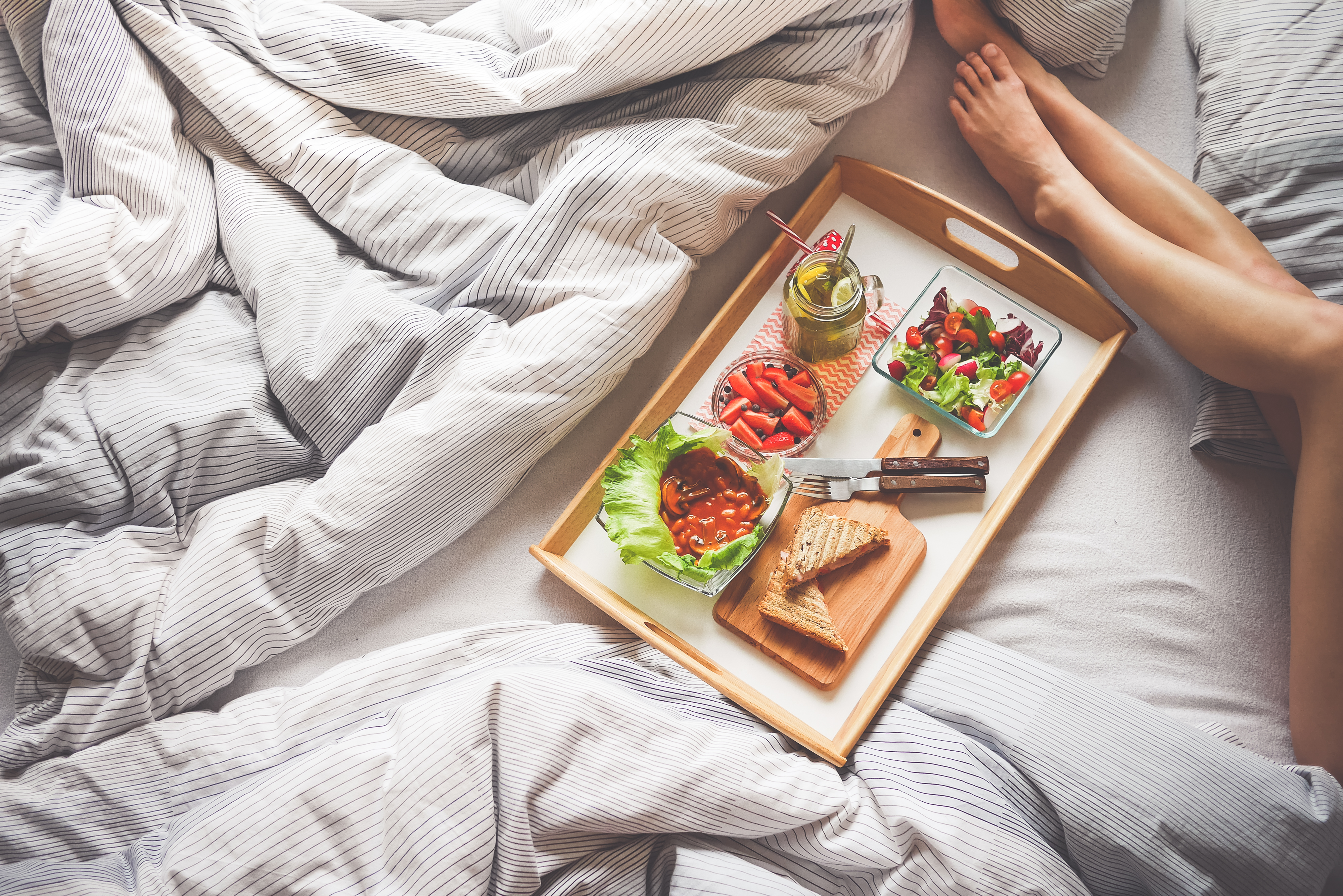 We can all practice healthy habits for better diet. Here are a few ways to eat healthy food. Here is a tray of food consisting veggies, sandwich, berries and lemon water.