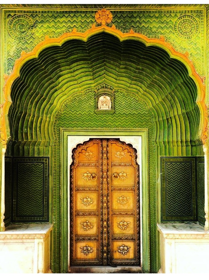 The City palace of Jaipur is too good to miss. Here is one of the gates. It's beautiful, artistic and green.