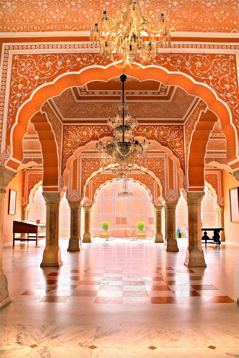 The city Palace of Jaipur is magnificent. It's colorful and majestic. Here is the entrance of the City Palace. 