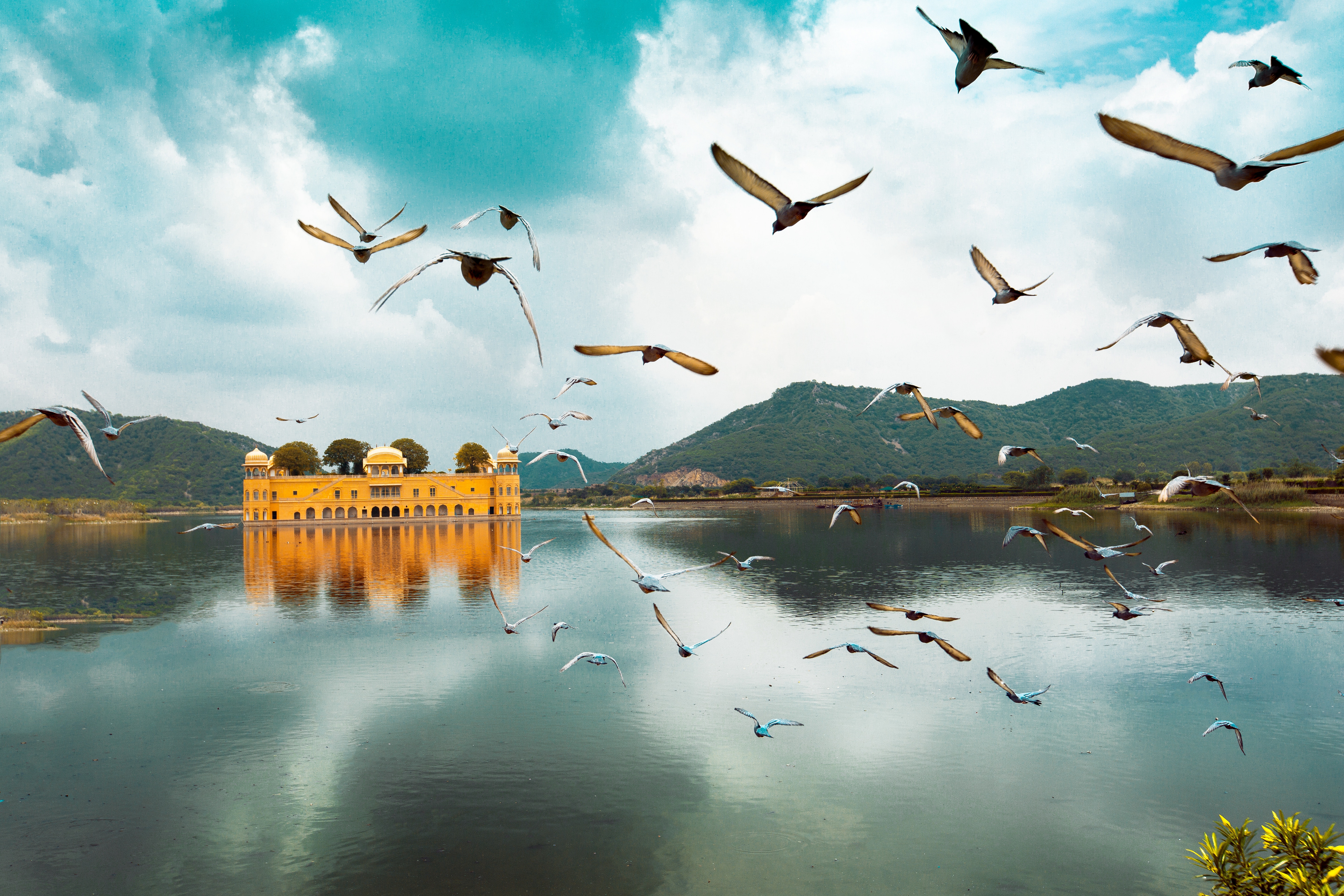 Jal Mahal is one of the old palaces of Jaipur. It is a beautiful place to visit. Jal Mahal is located in the lake. 